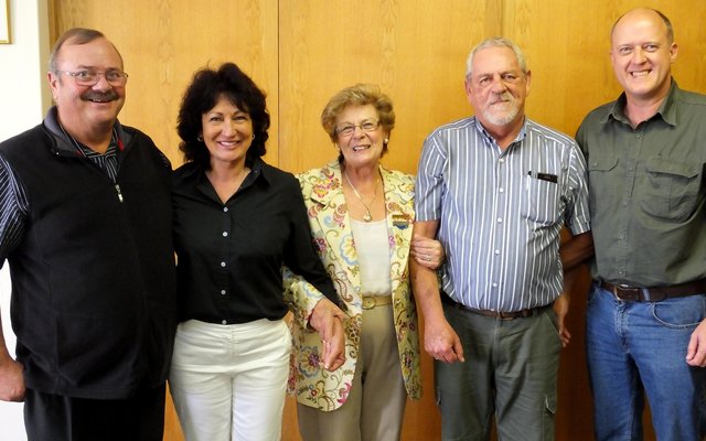 Vlnr is Francouis Myburgh, rdl Riana de Coning (Wyk 2), raadsdame Nicolette Botha-Guthrie, Mannie van Eeden en Jean de Villiers tydens ‘n bedankingsseremonie vir die verbypad tussen Kleinbaai en Franskraal.